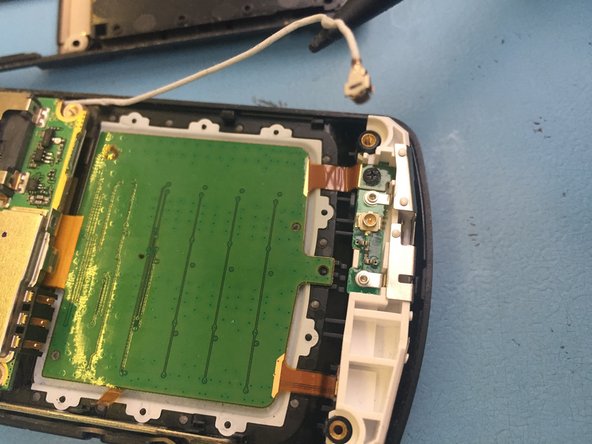 LG KE970 Teardown, Disconnect the antenna: crwdns2935265:06crwdnd2935265:03crwdnd2935265:03crwdne2935265:0