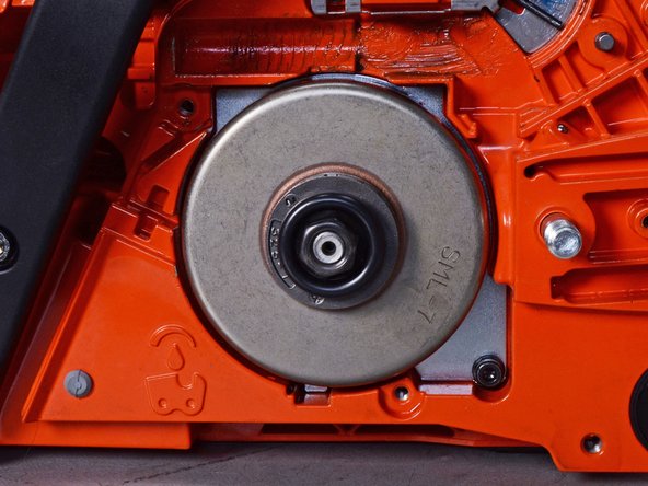 Echo Chain Saw CS4910 2020 Oiler System Replacement, Remove the clutch drum nut: crwdns2935265:028crwdnd2935265:02crwdnd2935265:02crwdne2935265:0