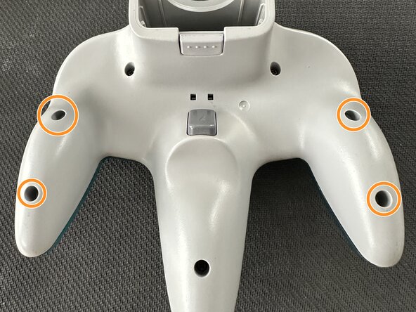 Installation du Mod Kit 8BitDo pour manette N64, Visser les derniers vis: étape 20, image 1 de 2