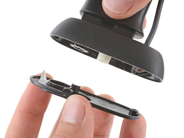 How to Open Your Logitech Brio 100 Webcam, Remove the inner housing: crwdns2935265:04crwdnd2935265:01crwdnd2935265:02crwdne2935265:0