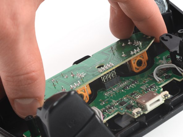 SteelSeries Nimbus+ Triggers Replacement, Disconnect the thumbstick board: crwdns2935265:012crwdnd2935265:02crwdnd2935265:03crwdne2935265:0