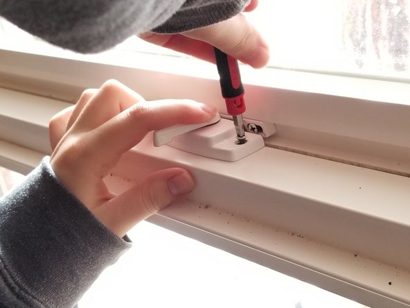How to Replace a Sash Window Lock: passo 7, immagine 3 di 3