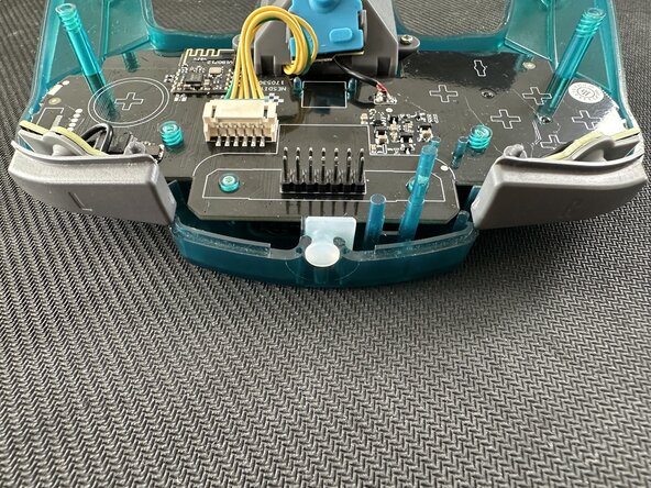 Installation du Mod Kit 8BitDo pour manette N64, Installer les boutons L et R sur la partie supérieure de la manette: étape 14, image 3 de 3