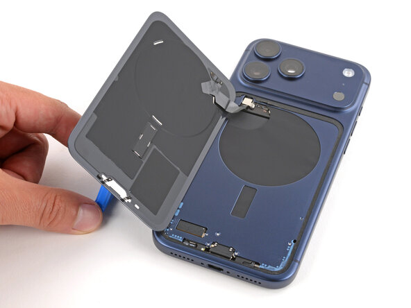 iPhone 17 Pro Back Glass Replacement, Prop up the back glass: crwdns2935265:08crwdnd2935265:02crwdnd2935265:03crwdne2935265:0