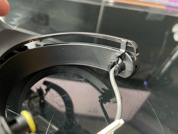 Sony h.ear on 3 Headband Arch teardown, Unhook the thin case segment of the headband arch: crwdns2935265:04crwdnd2935265:03crwdnd2935265:03crwdne2935265:0
