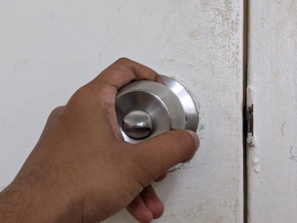 Replace a Passage Doorknob with a Privacy Doorknob: passo 12, immagine 3 di 3