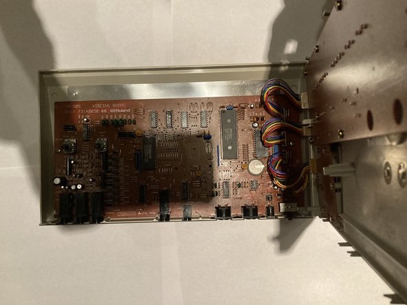 Roland TR-505 LCD Display Replacement, Opening the Device: passo 4, immagine 2 di 2