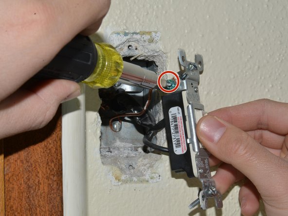 Light Switch Replacement, Disconnect the switch: crwdns2935265:06crwdnd2935265:02crwdnd2935265:02crwdne2935265:0