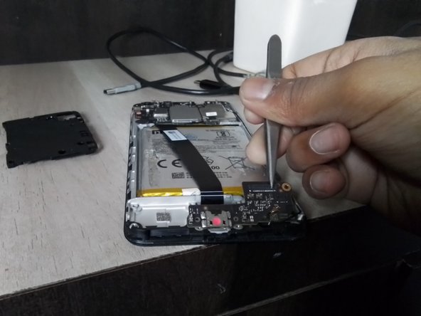 Xiaomi Redmi 7A Teardown, Remove the CC (Charge Connector) board: crwdns2935265:07crwdnd2935265:03crwdnd2935265:03crwdne2935265:0