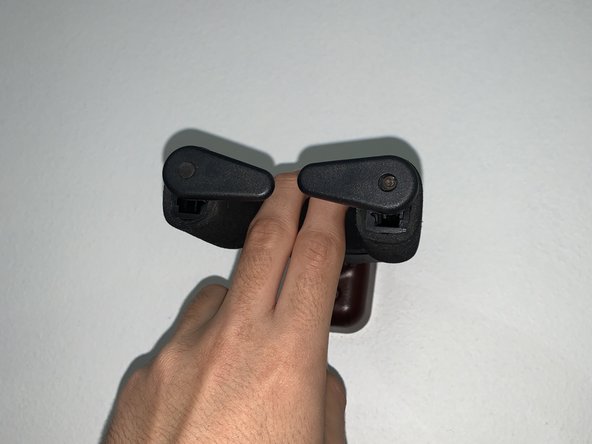 How to Repair a Guitar Wall Mount: passo 6, immagine 3 di 3