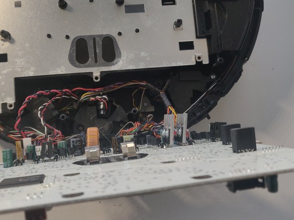 iRobot Roomba 560 Motherboard Replacement, Lift off mainboard carefully: 25 단계, 이미지 3개 중 2개