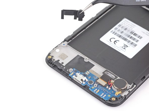 Motorola Moto E6 Plus Daughterboard Replacement, Remove the charging port insulator: crwdns2935265:010crwdnd2935265:02crwdnd2935265:02crwdne2935265:0