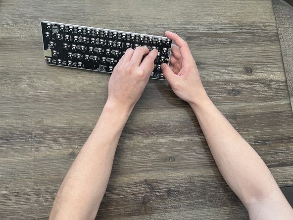 Anne Pro 1 Mechanical Keyboard Switch Replacement, Reattaching the Battery: crwdns2935265:00crwdnd2935265:01crwdnd2935265:02crwdne2935265:0
