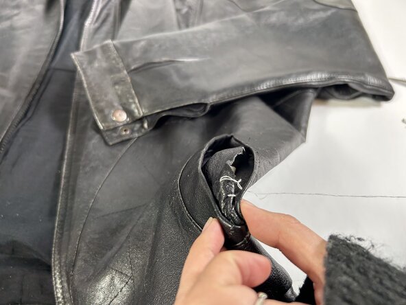 How to Repair a Leather Jacket Pocket: passo 6, immagine 2 di 3