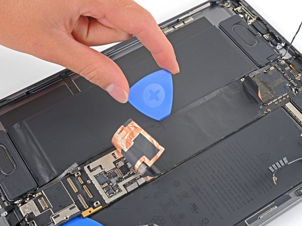 iPad Pro 11" 2nd Gen Logic Board Replacement, Pry up the left side: crwdns2935265:081crwdnd2935265:02crwdnd2935265:03crwdne2935265:0