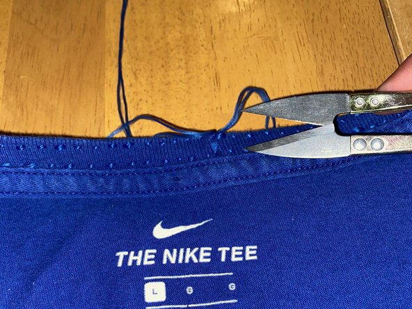 How to Fix the Neckline of a T-Shirt: crwdns2935265:08crwdnd2935265:02crwdnd2935265:02crwdne2935265:0