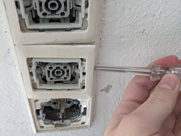 Momentary Switch Replacement, Remove the old switch cover: crwdns2935265:03crwdnd2935265:02crwdnd2935265:03crwdne2935265:0