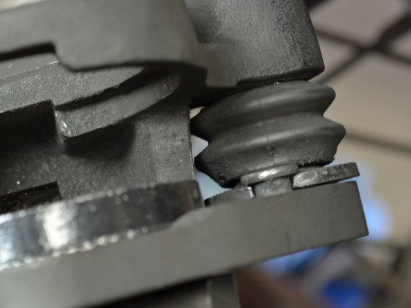 Move the floating caliper alignment peg so that the metal tab on the floating caliper fits together with the indentation on the alignment peg.