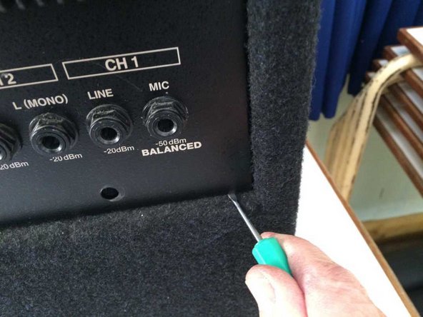 Roland KC-300 Stereo Mixing Keyboard Amplifier Disassembly, Rear panel removal: crwdns2935265:05crwdnd2935265:02crwdnd2935265:02crwdne2935265:0