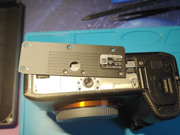 Sony A7 II Top Flex Cable replacement, Removing the bottom plate: crwdns2935265:03crwdnd2935265:03crwdnd2935265:03crwdne2935265:0