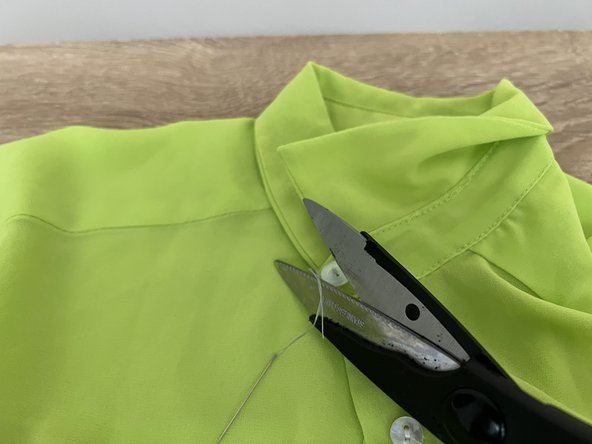 How to Replace a Button on a Shirt: crwdns2935265:010crwdnd2935265:02crwdnd2935265:03crwdne2935265:0