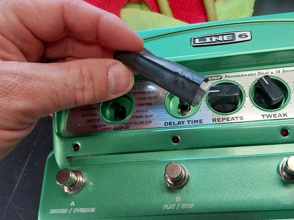 Technik: Kunststofftasten und -knöpfe entfernen, ohne sie zu beschädigen: Schritt 3, Bild 2 von 3