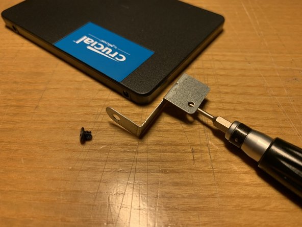 Acer Aspire ES1-512 Hard Drive Replacement, Rimozione piastra di fissaggio: crwdns2935265:07crwdnd2935265:03crwdnd2935265:03crwdne2935265:0