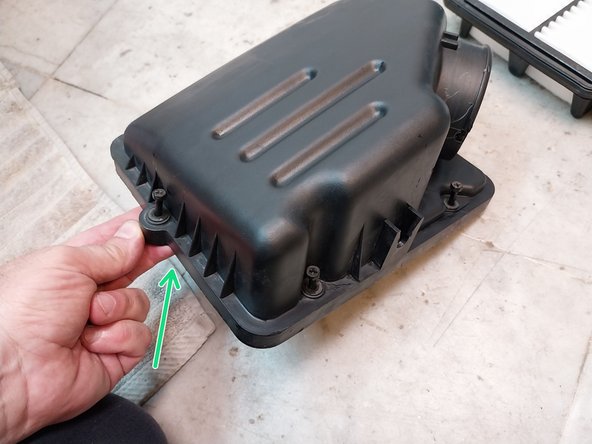 Engine Air Filter Replacement, Chevrolet Aveo 2011: 手順 6、 3の画像 3