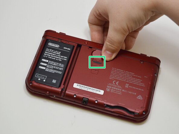 Changement pad circulaire nouvelle Nintendo 3DS XL 2015, Retrait de la carte microSD: étape 3, image 1 de 2