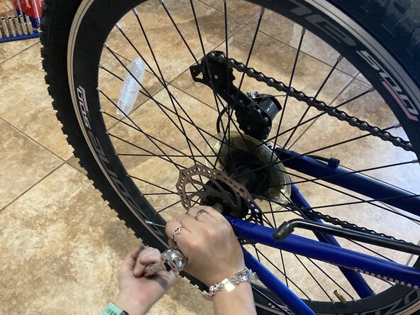 Ozone 500 Mountian Bike Rear Tire Tube Replacement: crwdns2935265:013crwdnd2935265:03crwdnd2935265:03crwdne2935265:0