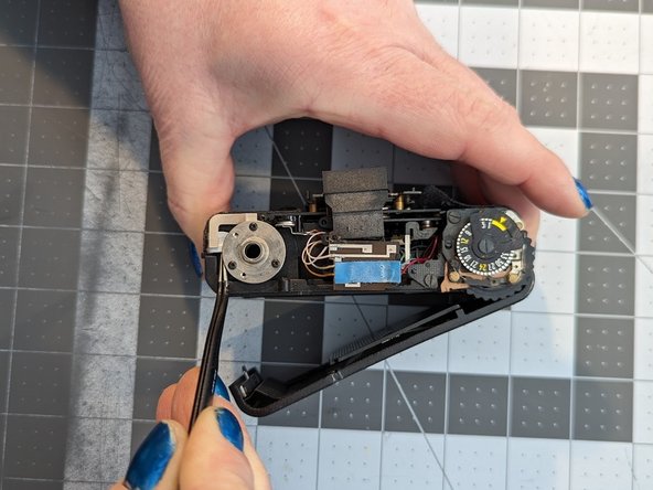 Lomo LC-A sticky shutter repair, Opening the film compartment with the winder removed: crwdns2935265:020crwdnd2935265:03crwdnd2935265:03crwdne2935265:0