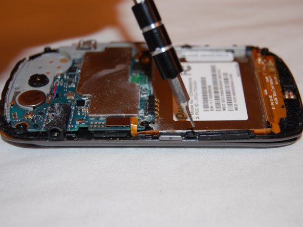 Pantech Crux Teardown: step 7, image 2 of 3