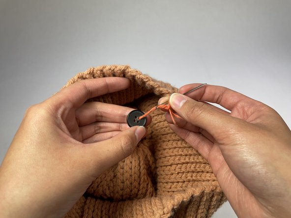 How to Replace the Pom Pom on a Beanie: crwdns2935265:07crwdnd2935265:03crwdnd2935265:03crwdne2935265:0