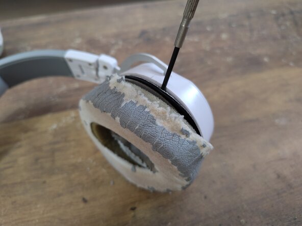 Beyerdynamic Custom Street Earpads Replacement, Unclip the old earpads: crwdns2935265:02crwdnd2935265:01crwdnd2935265:02crwdne2935265:0
