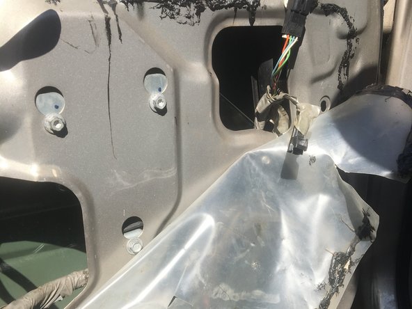 1999 Buick Century Window Regulator and Motor Replacement, (Remove Plastic If Applicable): stap 5, afbeelding 2 van 2