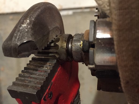 Ridgid R4300 Planer Cutting head with Byrd SHELIX Helical Cutter Head Replacement, Remove pinion gear: crwdns2935265:010crwdnd2935265:02crwdnd2935265:03crwdne2935265:0