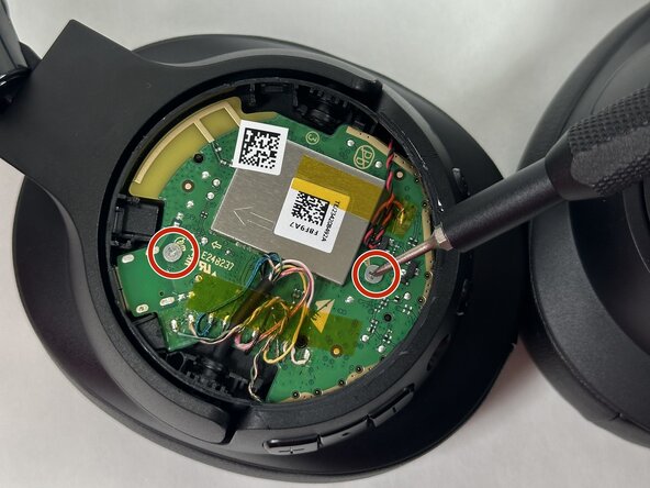 JBL Tune 760NC Partially Remove the Motherboard (No Wire Removal): crwdns2935265:02crwdnd2935265:02crwdnd2935265:02crwdne2935265:0