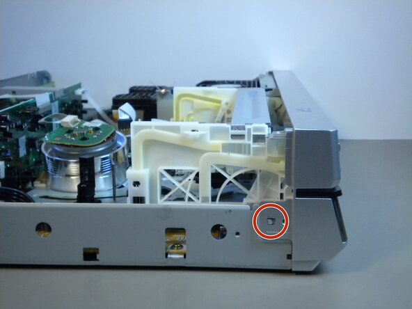 Replacing Panasonic SA-HT810V New Screen, Motherboard, and Power Supply: 步骤 4 中的图像 3，3