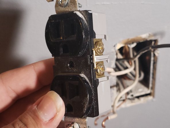 Electrical Outlet/Receptacle Replacement: crwdns2935265:010crwdnd2935265:02crwdnd2935265:02crwdne2935265:0