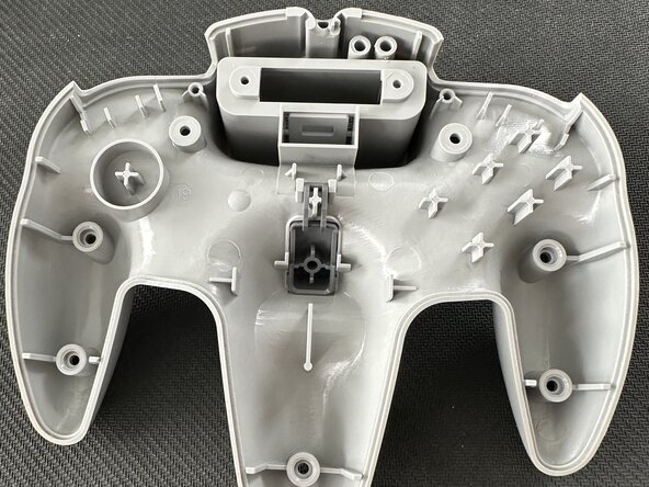Installation du Mod Kit 8BitDo pour manette N64, Assembler la manette et visser les premières vis: étape 16, image 1 de 3