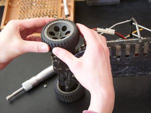 Reely Carbon Fighter Brushless Replacing the wheels - iFixit Repair