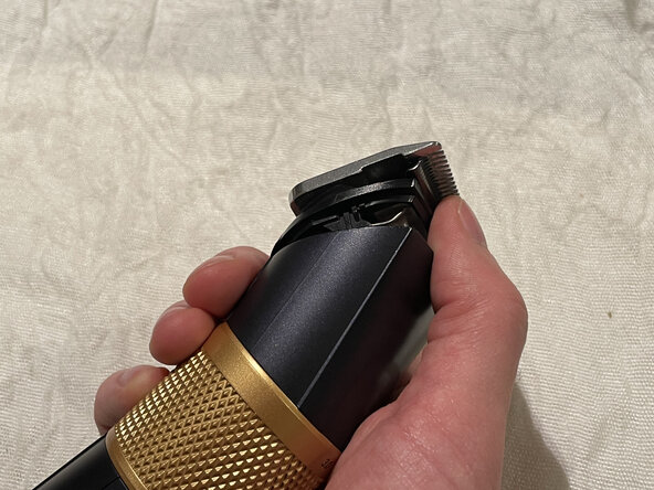 Babyliss Lithium Performance (E986E) Teardown, Remove clipper head: crwdns2935265:01crwdnd2935265:01crwdnd2935265:01crwdne2935265:0