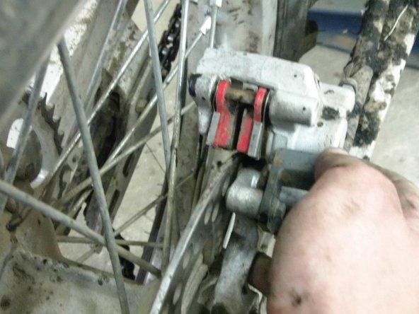 How to change a dirt bike tire: crwdns2935265:013crwdnd2935265:02crwdnd2935265:03crwdne2935265:0