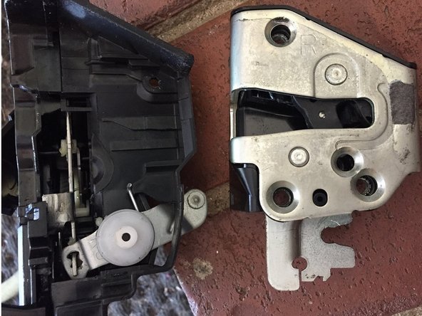 2012 Toyota Highlander Door Lock Actuator Motor Replacement, Disassemble the door lock actuator: crwdns2935265:016crwdnd2935265:02crwdnd2935265:02crwdne2935265:0