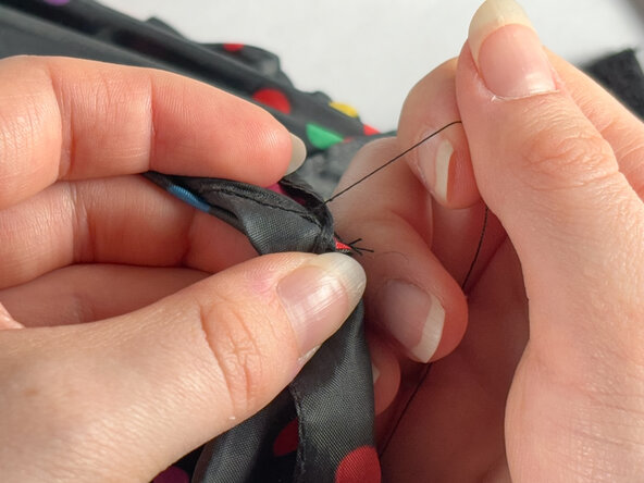 How to Reattach an Umbrella Strap: passo 13, immagine 3 di 3