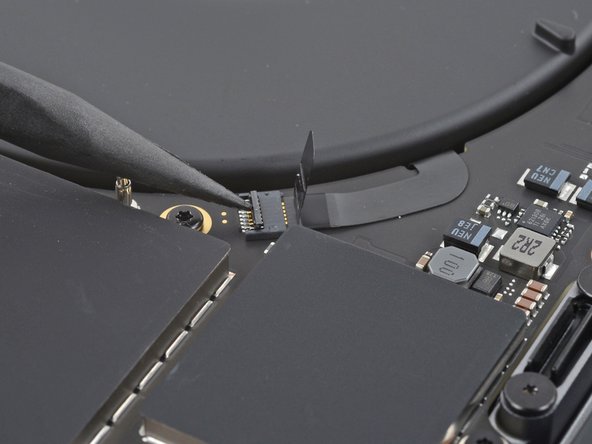 MacBook Pro 16" 2023 Logic Board and Heatsink Removal, Disconnect the right fan: stap 0, afbeelding 2 van 3