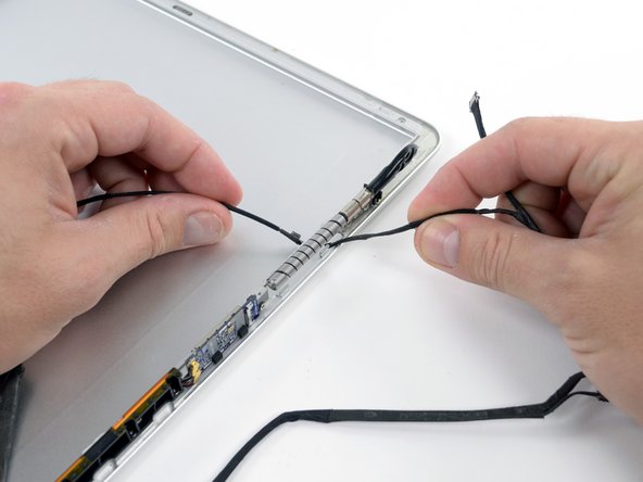 MacBook Pro 17" Unibody Camera/AirPort Cable Replacement: crwdns2935265:042crwdnd2935265:02crwdnd2935265:02crwdne2935265:0