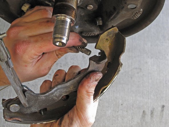 2005-2007 Ford Focus Brake Shoes Replacement: passo 8, imagem 2 %32