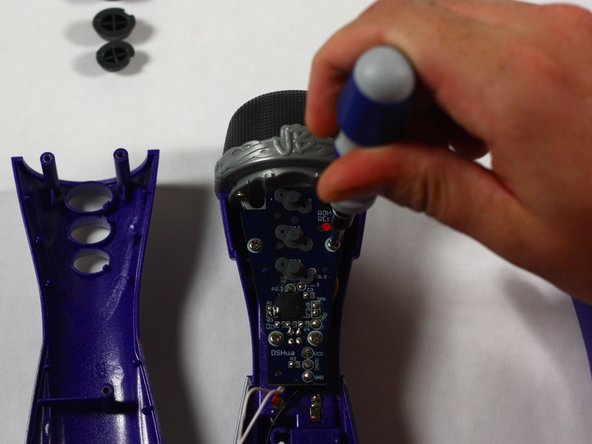 Justin Bieber Concert Microphone Printed Circuit Board (PCB) Replacement, Removing PCB: crwdns2935265:06crwdnd2935265:02crwdnd2935265:02crwdne2935265:0