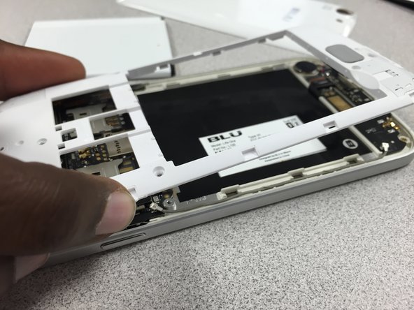 Blu L120 Motherboard Replacement, Separate back panel from frame: crwdns2935265:04crwdnd2935265:02crwdnd2935265:03crwdne2935265:0